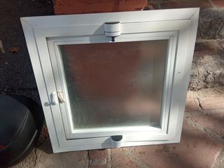 Ventana de aluminio blanca