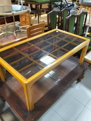 Mesa de centro de madera y cristal