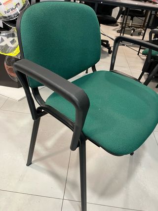 due sedie da ufficio verdi e nere