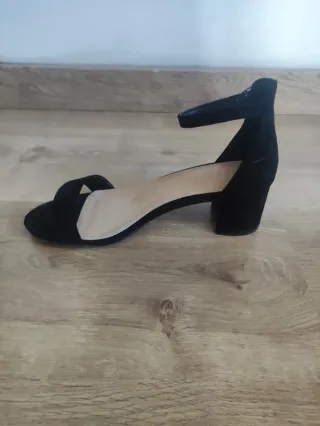 Sandalias negras tacón cuadrado