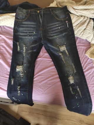 Vaqueros largos desgastados y pintados