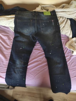 Vaqueros largos desgastados y pintados