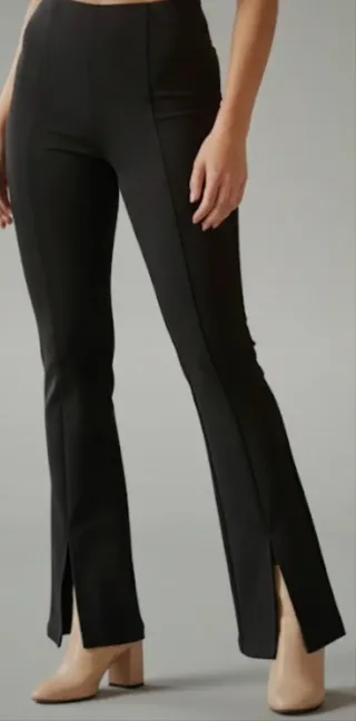 Pantalón negro con abertura en bajo
