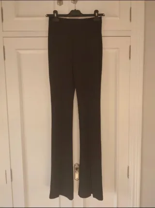 Pantalón negro con abertura en bajo