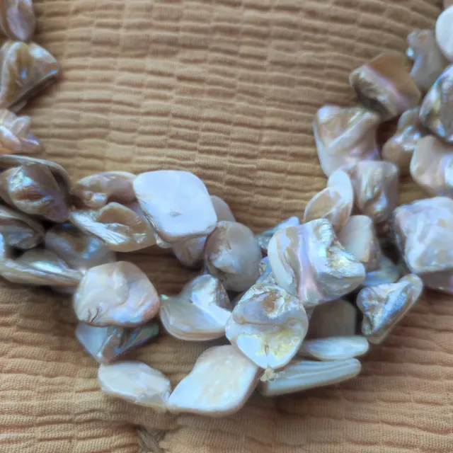 Collar de piedras anacaradas irregulares beige y d