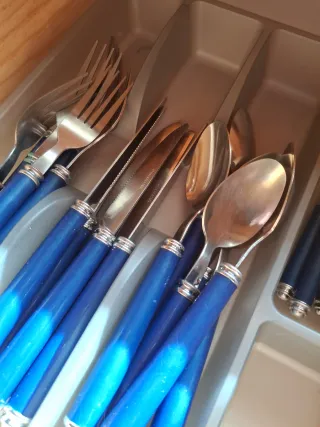 Cubertería azul y plateada
