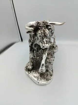 FIGURA TORO EN RESINA ACABADO EN METAL