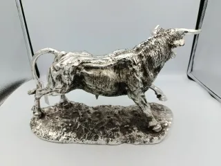 FIGURA TORO EN RESINA ACABADO EN METAL