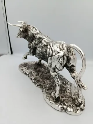 FIGURA TORO EN RESINA ACABADO EN METAL