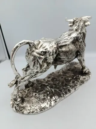 FIGURA TORO EN RESINA ACABADO EN METAL