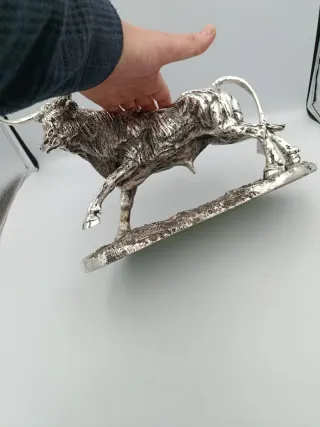 FIGURA TORO EN RESINA ACABADO EN METAL