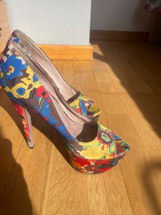 Zapatos de tacón con plataforma floral