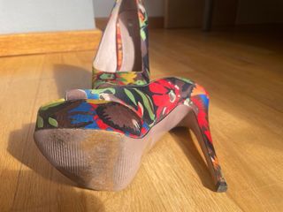 Zapatos de tacón con plataforma floral