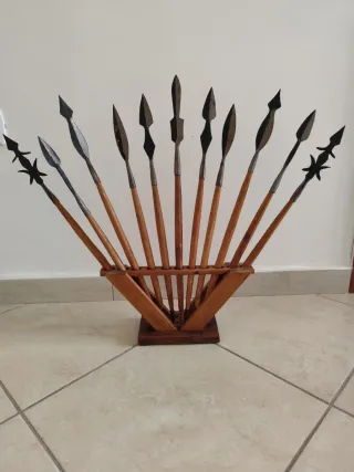Espositore con 11 punte di lancia africane