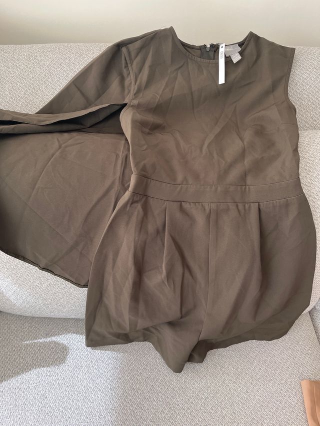 Mono corto verde asimétrico estilo vestido