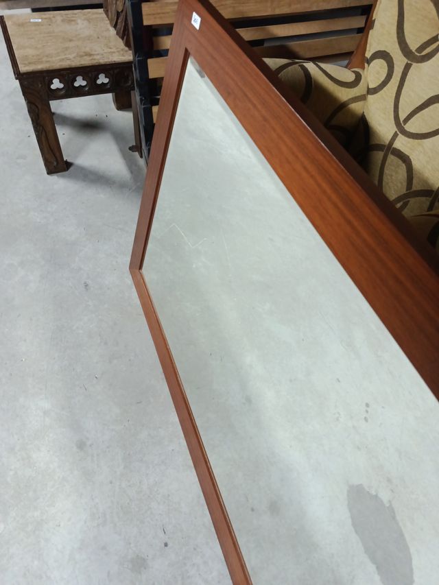 Espejo de madera marrón