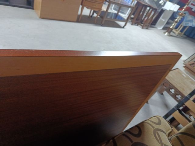 Espejo de madera marrón