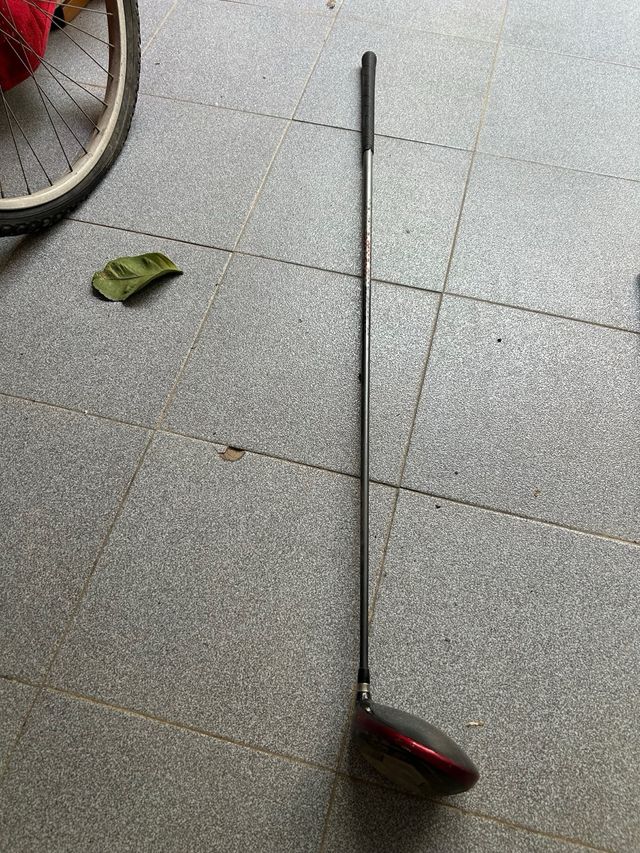 Palo de golf rojo inésis