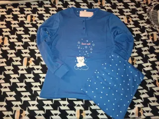 Pijama de oso y estrellas con pelito por dentro.