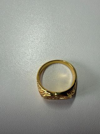Anillo dorado con ancla