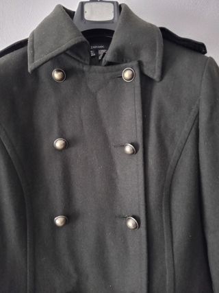 Abrigo largo Zara verde oscuro tipo militar