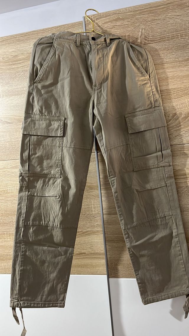 Pantalones cargo color verde oliva