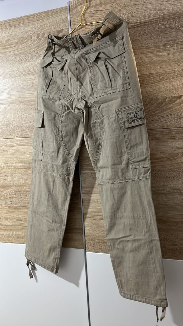 Pantalones cargo color verde oliva