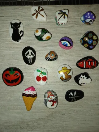 Piedras pintadas a mano 5 cada una.