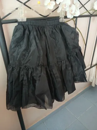 Falda de raso negra volantes