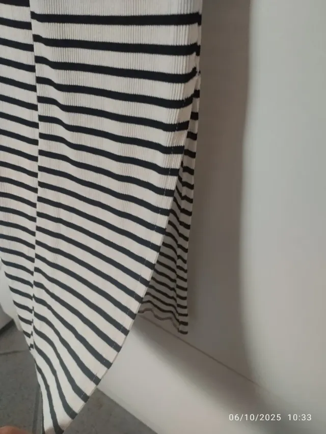 Vestido de rayas blancas y negras