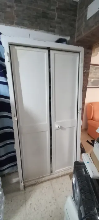Puerta blanca doble
