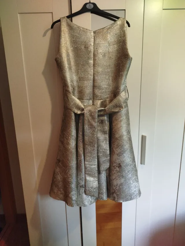 Vestido corto dorado y plateado