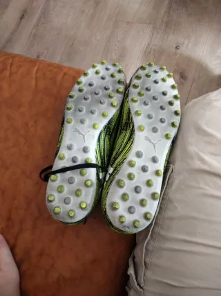 Zapatillas fútbol Puma verde y negro