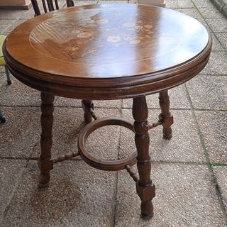 Mesa redonda de madera con marquetería
