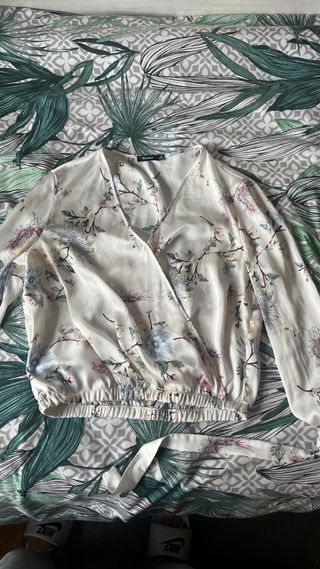 Blusa Bershka floral manga larga 