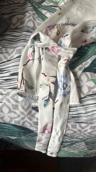 Blusa Bershka floral manga larga 
