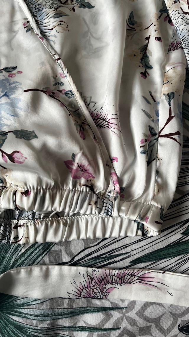 Blusa Bershka floral manga larga