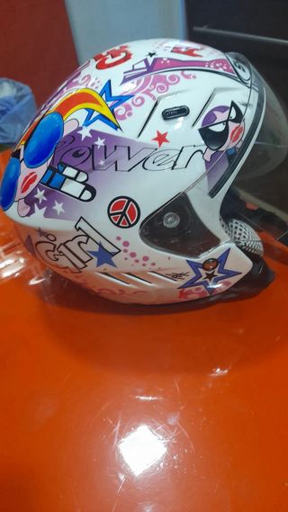 Casco de moto infantil con diseño