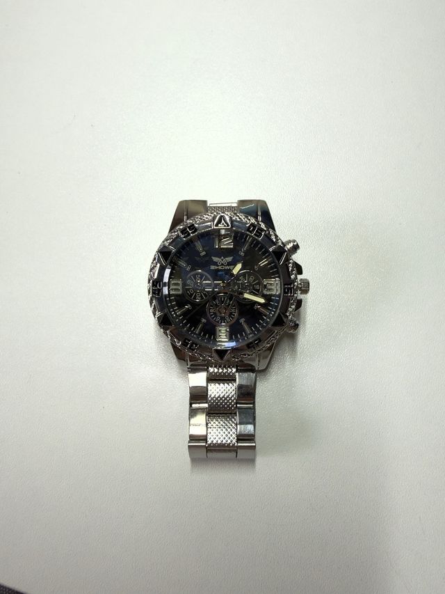 Reloj plateado de pulsera