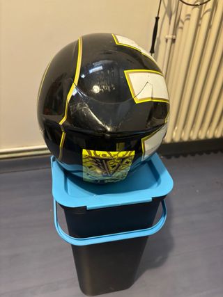 Casco integral negro con detalles amarillos