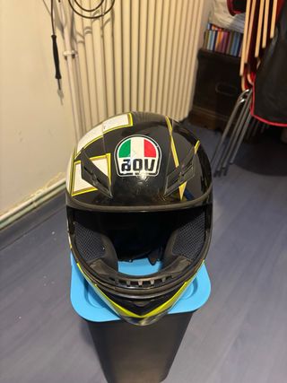 Casco integral negro con detalles amarillos