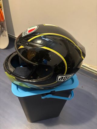 Casco integral negro con detalles amarillos