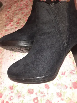 Botines negros ante tacón