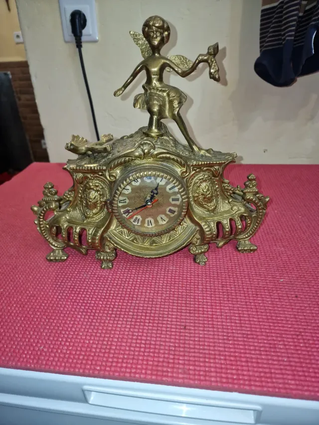 Reloj de sobremesa de bronce antiguo