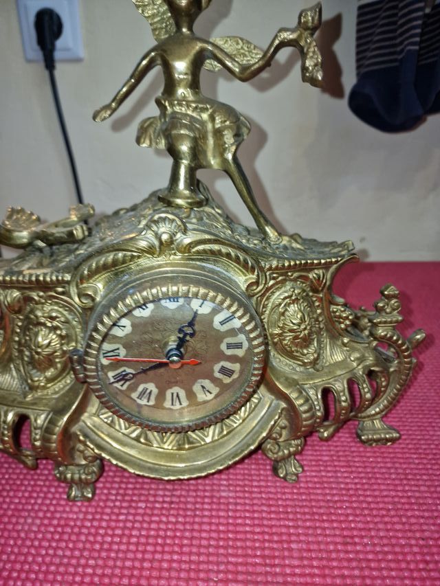 Reloj de sobremesa de bronce antiguo