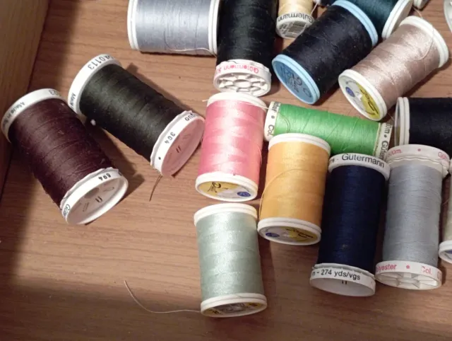50 hilos Gutermann (500, 250); Duet 300. Otros.