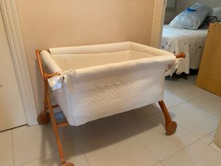 Minicuna de madera y tela blanca