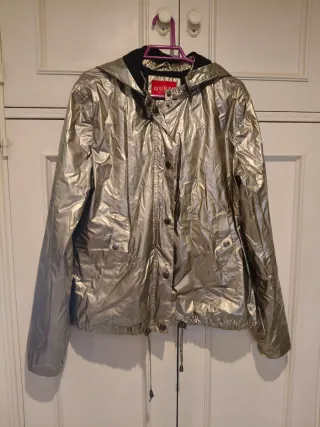 Chaqueta Guess dorada con capucha