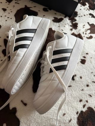 Zapatillas Adidas Blancas y Negras