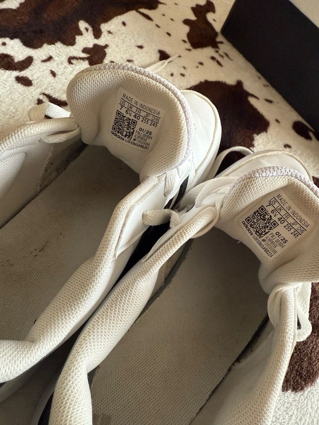 Zapatillas Adidas Blancas y Negras